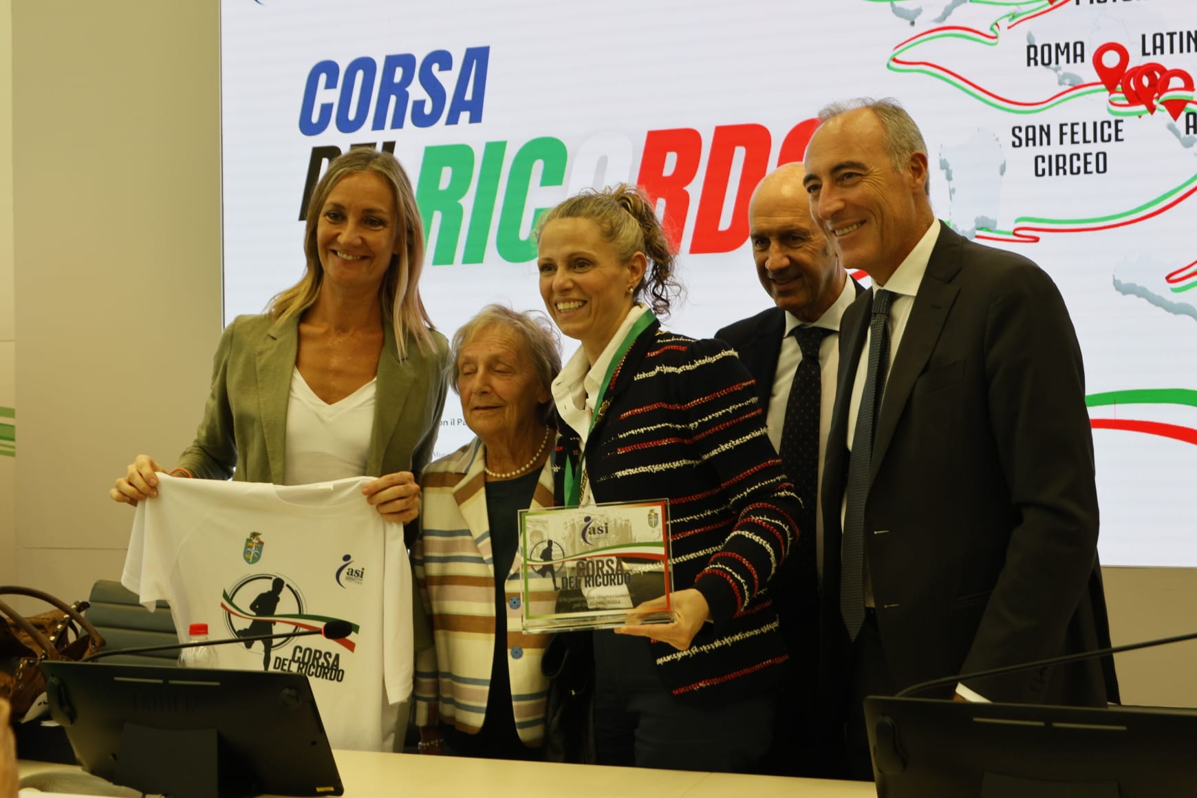 Il Sottosegretario allo sport della Regione Lombardia Fedeica Picchi riceve la targa Corsa del Ricordo